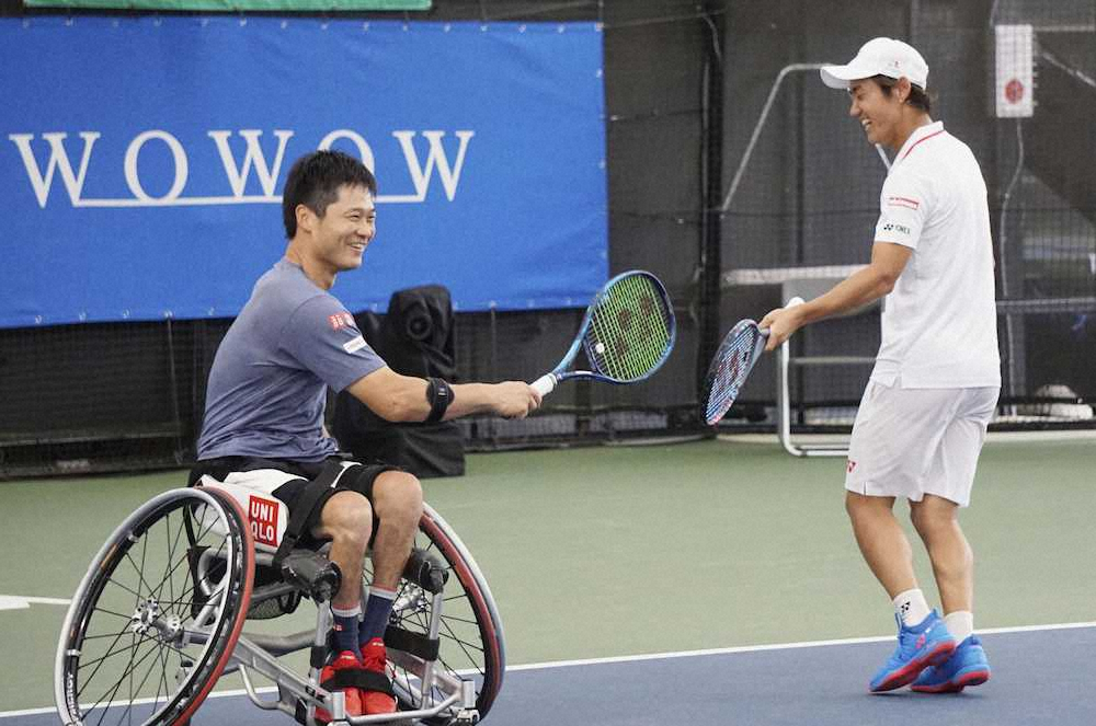 「橋本総業チャレンジ」エキシビションマッチに参加し、笑顔を見せる西岡（右）と車いすテニスの国枝