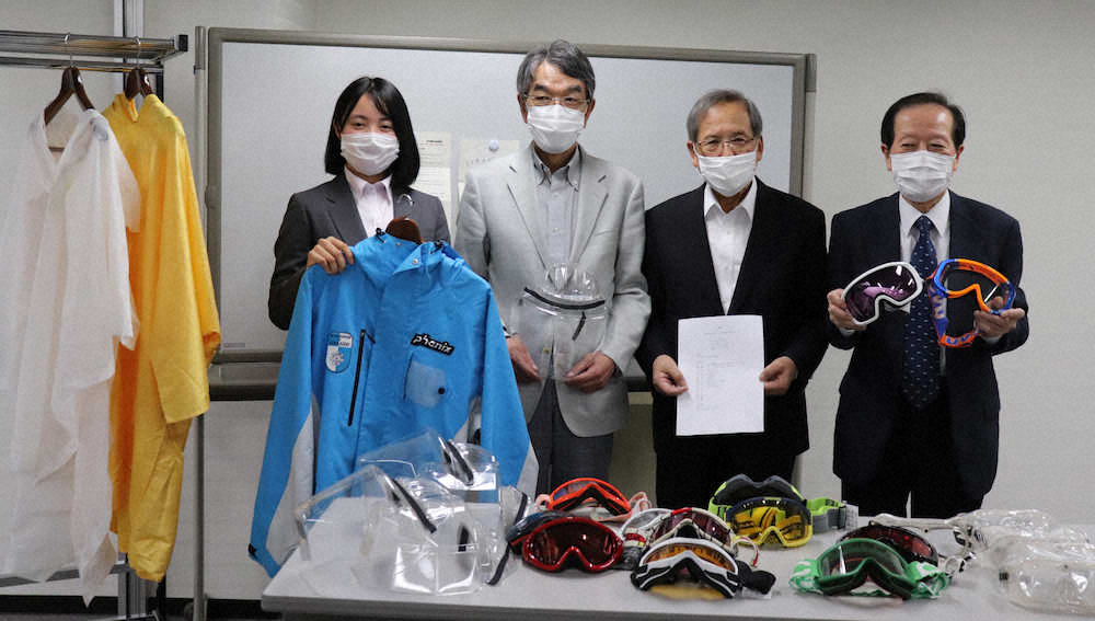 畠中（左）は北海道医師会の（左から）藤原秀俊副会長、長瀬清会長、深沢雅則副会長に物資を贈呈した