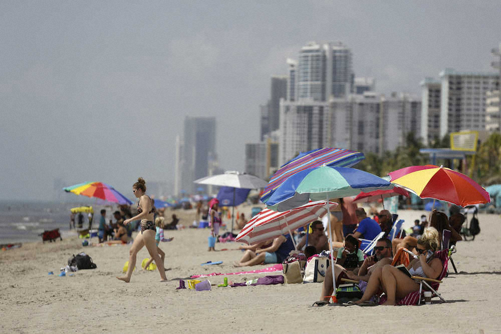 1日の感染判明者が1万人を突破したフロリダ州のハリウッドビーチ（AP）