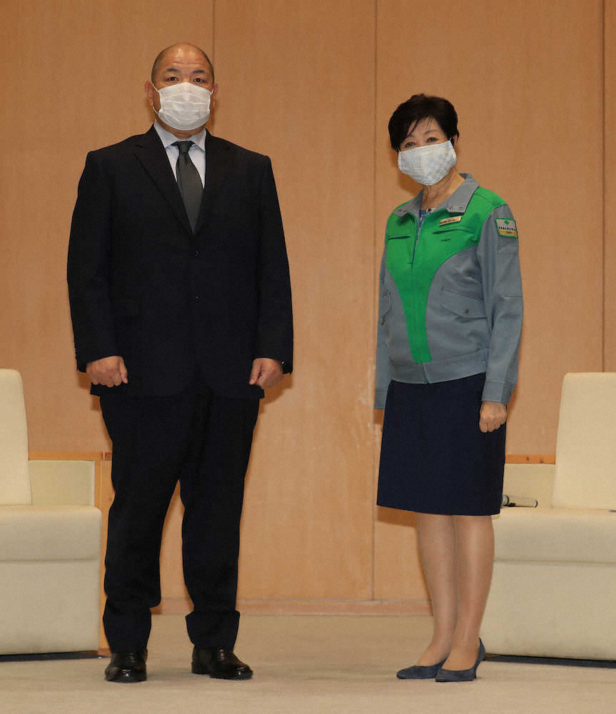 都庁を訪問した日本相撲協会・八角理事長（左）は小池都知事と面会（撮影・篠原岳夫）