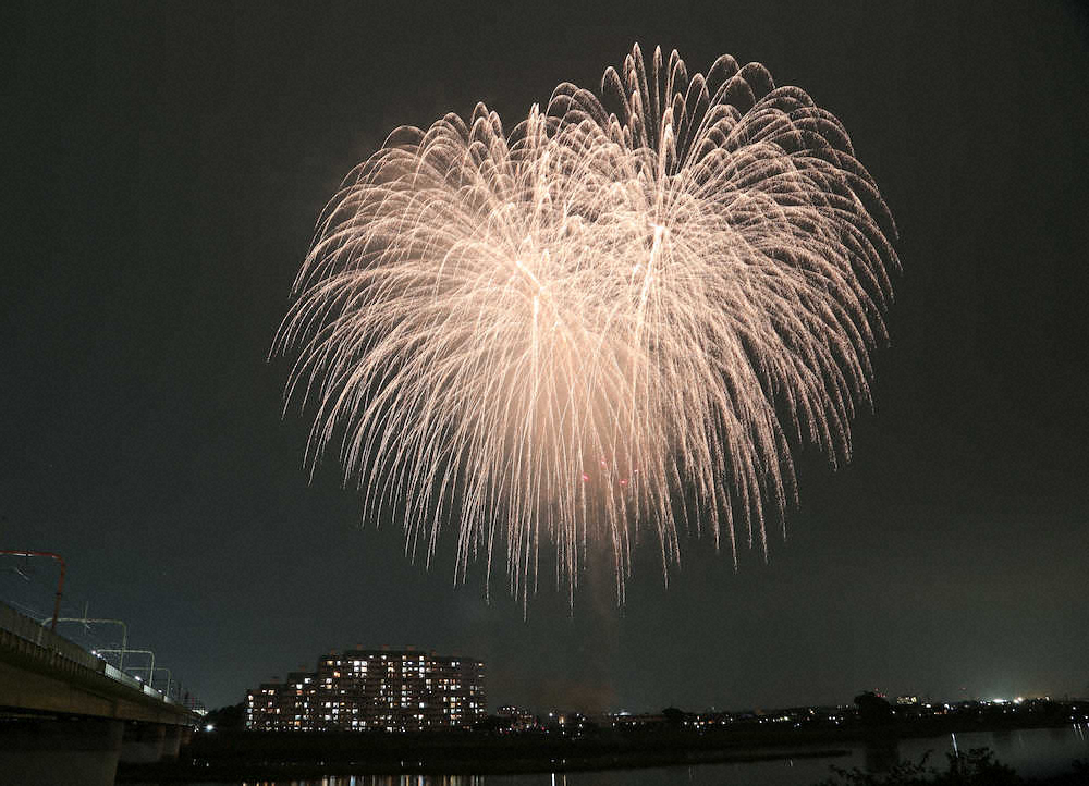 東京五輪開会式の予定時刻に東京・多摩川の河川敷で打ち上げられた花火（撮影・田中　和也）