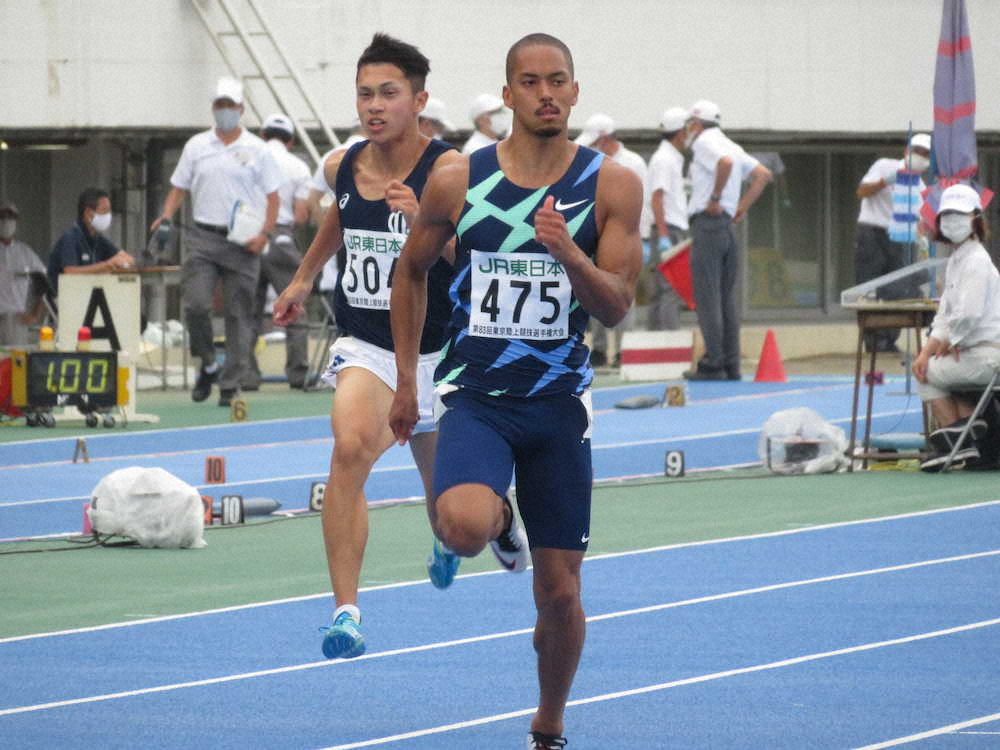 男子100メートル決勝を走り、大会新の10秒22で優勝したケンブリッジ飛鳥（中央）　　　　　　　　　　　　　　　　　　　　　　　　　　　　　　