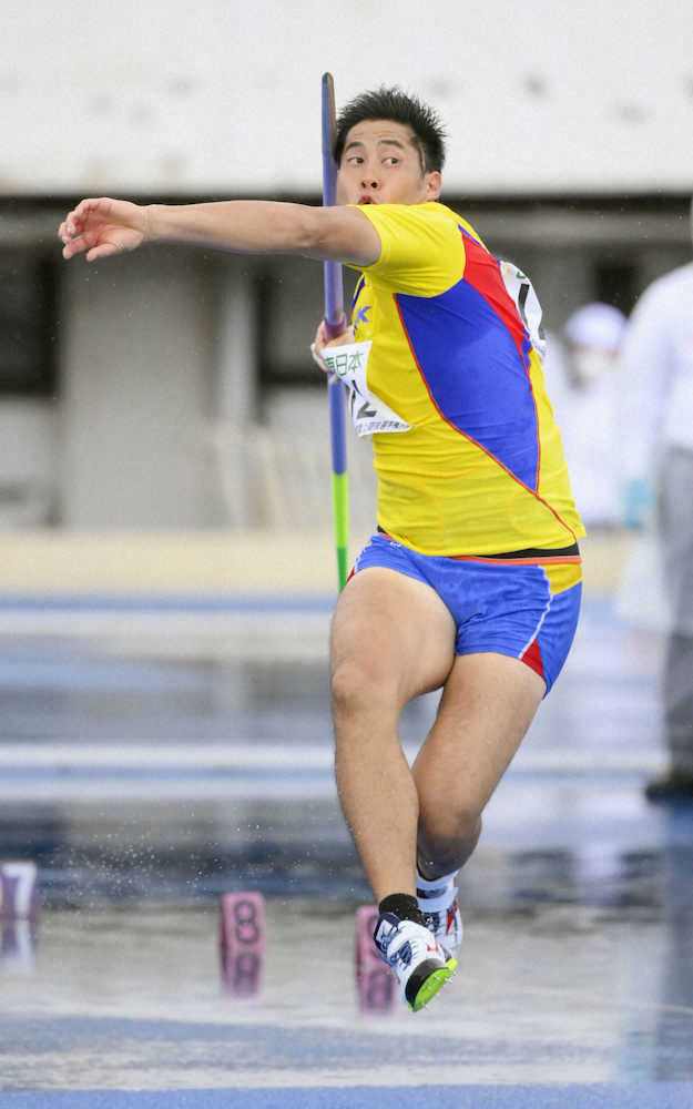 男子やり投げ決勝で73メートル99で優勝した新井涼平