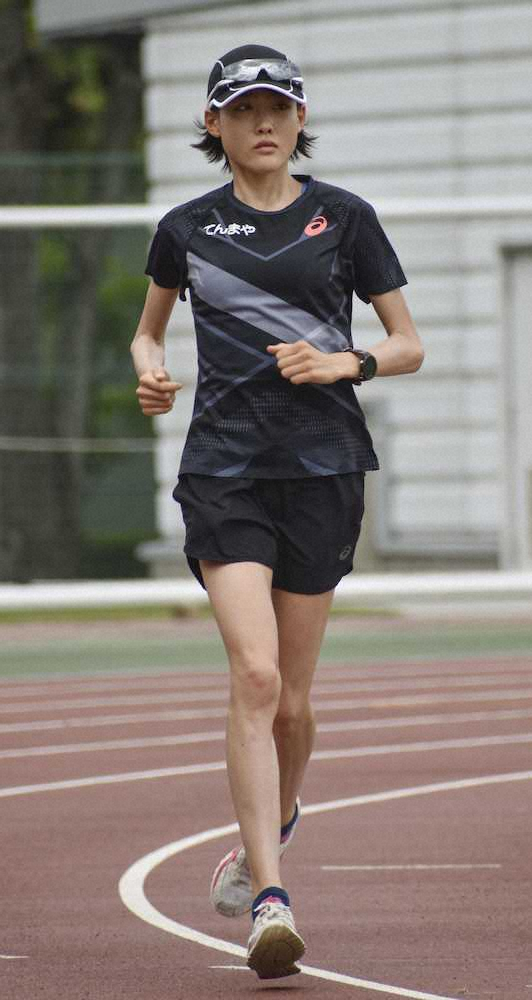 トラックを走る東京五輪女子マラソン代表の前田穂南