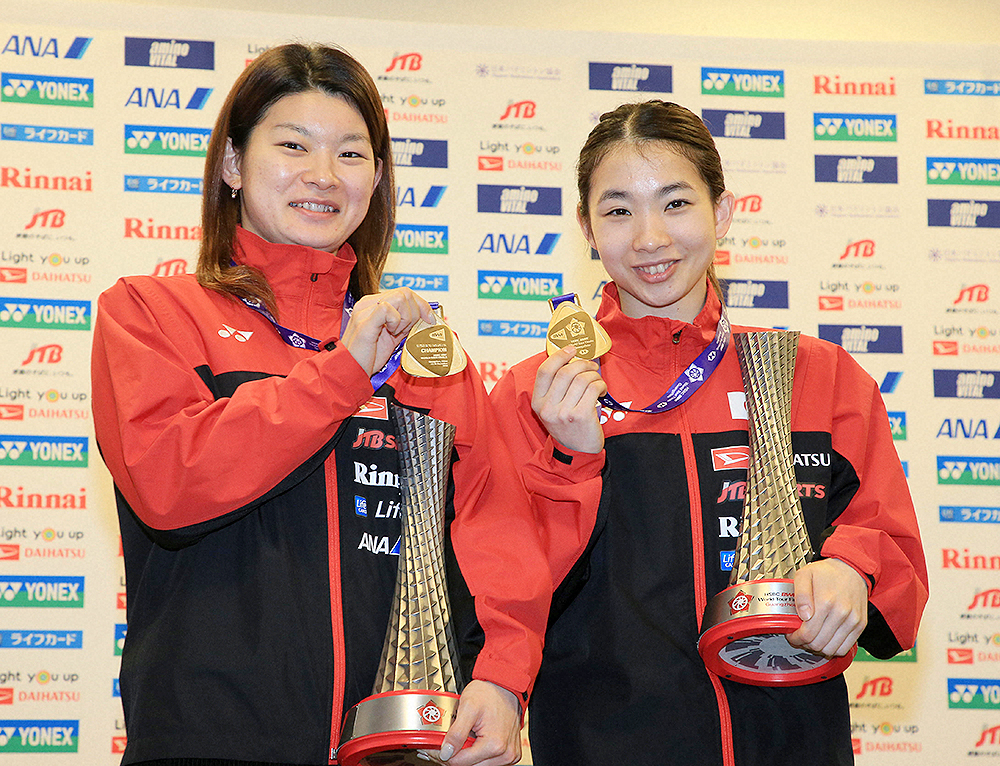高橋礼（左）が引退の意向を固めたが、松友は24年パリ五輪を目指すことが分かった