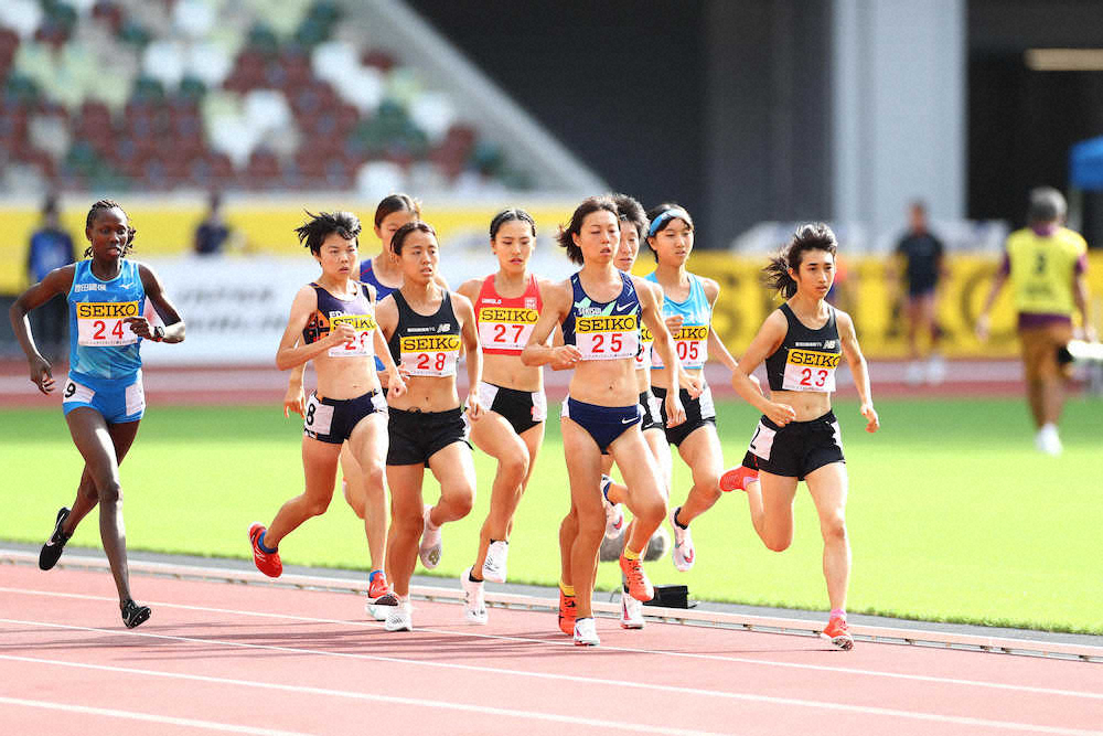 ＜セイコーゴールデングランプリ陸上2020東京＞女子1500メートル、日本新で優勝を果たす田中（右）（撮影・会津　智海）