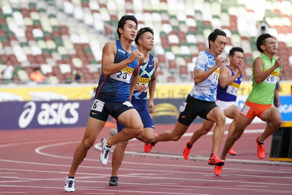 ＜セイコーゴールデングランプリ陸上2020東京＞男子200メートル決勝、優勝する飯塚（左）（撮影・会津　智海）