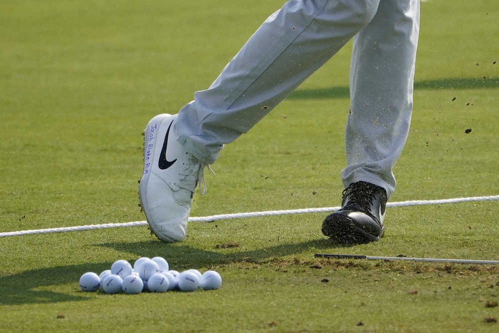 ゴルフ界では“靴”で人種問題をアピール　C・チャンプが白と黒のシューズでラウンド