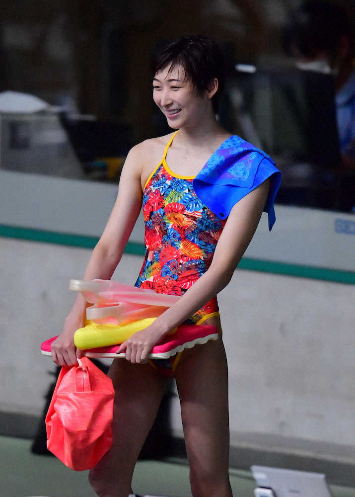 ＜東京都特別水泳大会＞プールでの練習を終え、関係者と笑顔で話す池江璃花子（代表撮影）