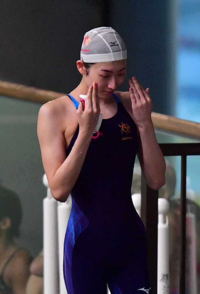＜東京都特別水泳大会＞女子50メートル自由形を終え、涙をぬぐいながら引きあげる池江璃花子（代表撮影）