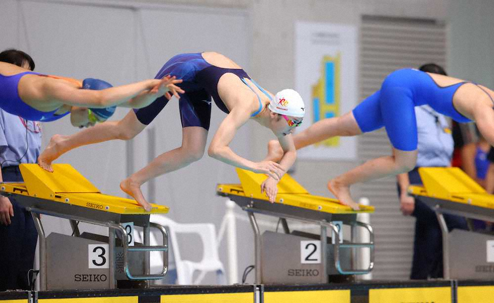 ＜東京都特別水泳大会　女子50メートル自由形＞勢いよく飛び込みスタートする池江璃花子