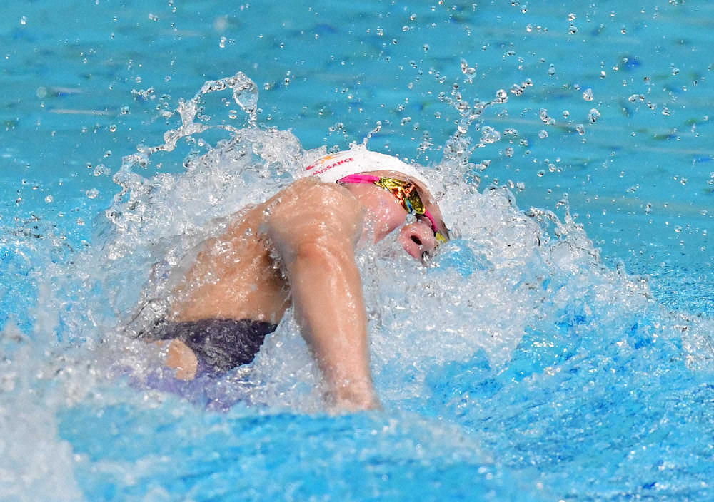 ＜東京都特別水泳大会＞女子50メートル自由形で力泳する池江璃花子