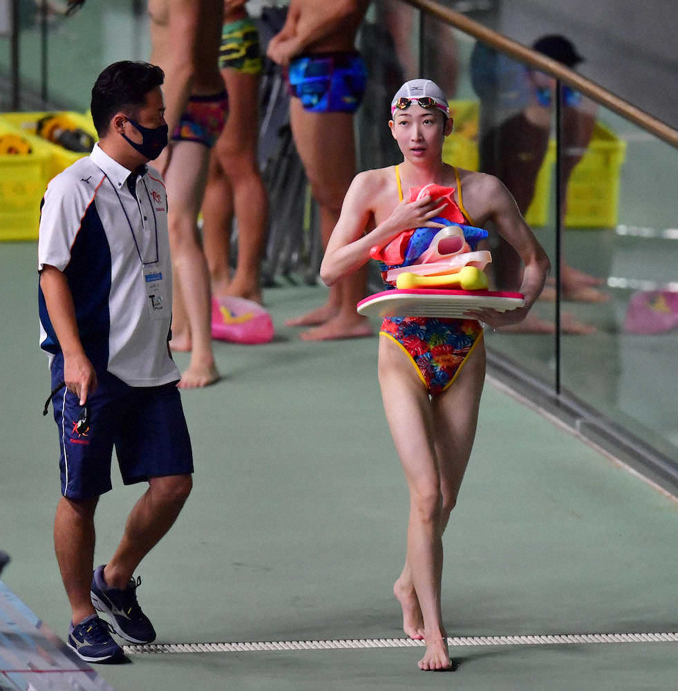 ＜東京都特別水泳大会＞プールでの練習を終え、引きあげる池江璃花子。左は西崎勇コーチ