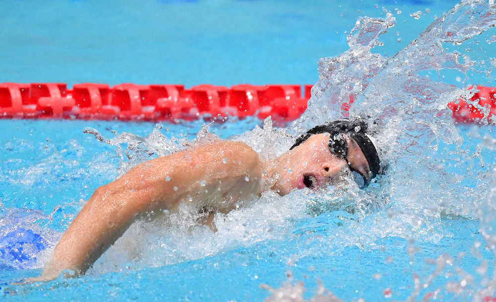 ＜東京都特別水泳大会＞男子200メートル自由形で力泳する萩野公介