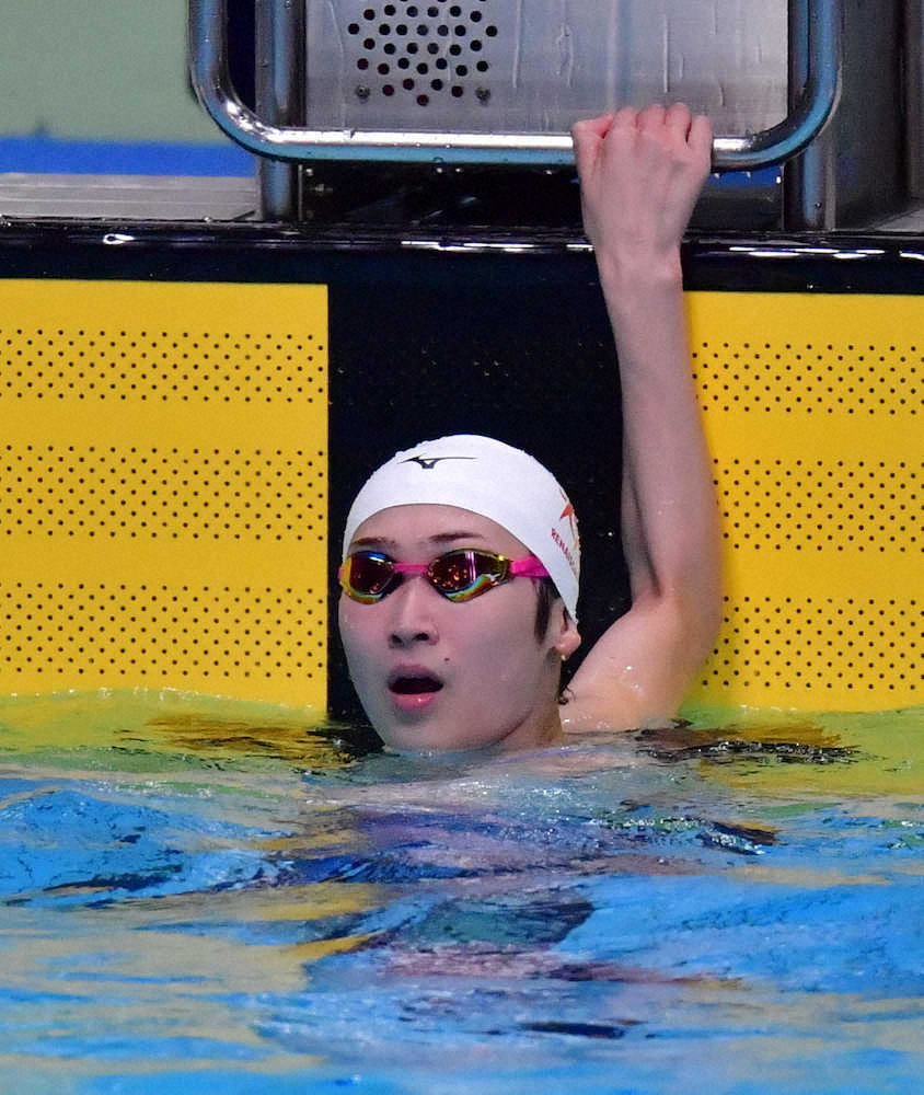 ＜東京都特別水泳大会＞女子50メートル自由形を終え、電光掲示板を見る池江璃花子