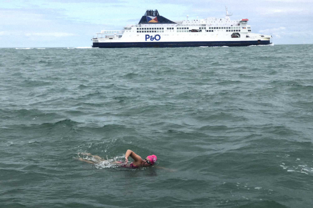 16歳の少女が英仏海峡を泳いで横断　満月の下で14時間10分
