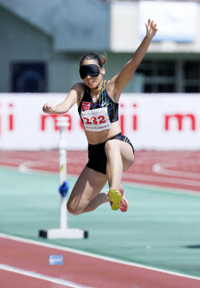日本パラ陸上選手権第1日　女子走り幅跳び（視覚障害T11）で優勝した高田千明