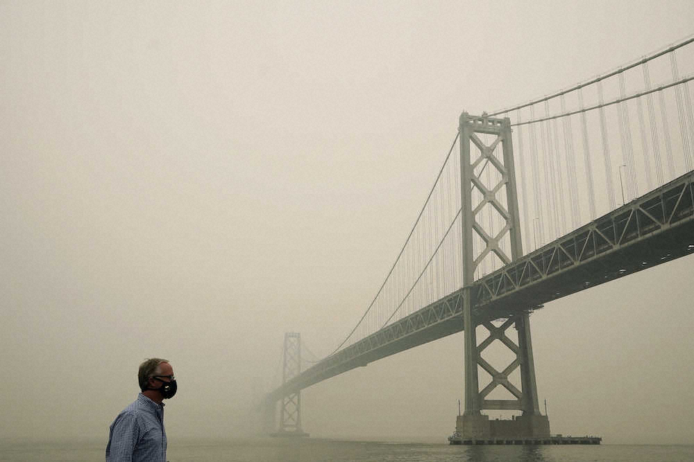 煙に包まれているサンフランシスコ市内（AP）