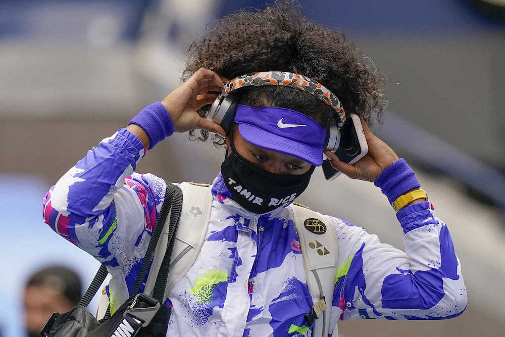 全米オープン女子シングルス決勝で、2014年に射殺された黒人の少年、タミル・ライスさんの名前がプリントされたマスクをつけて入場した大坂なおみ（AP）