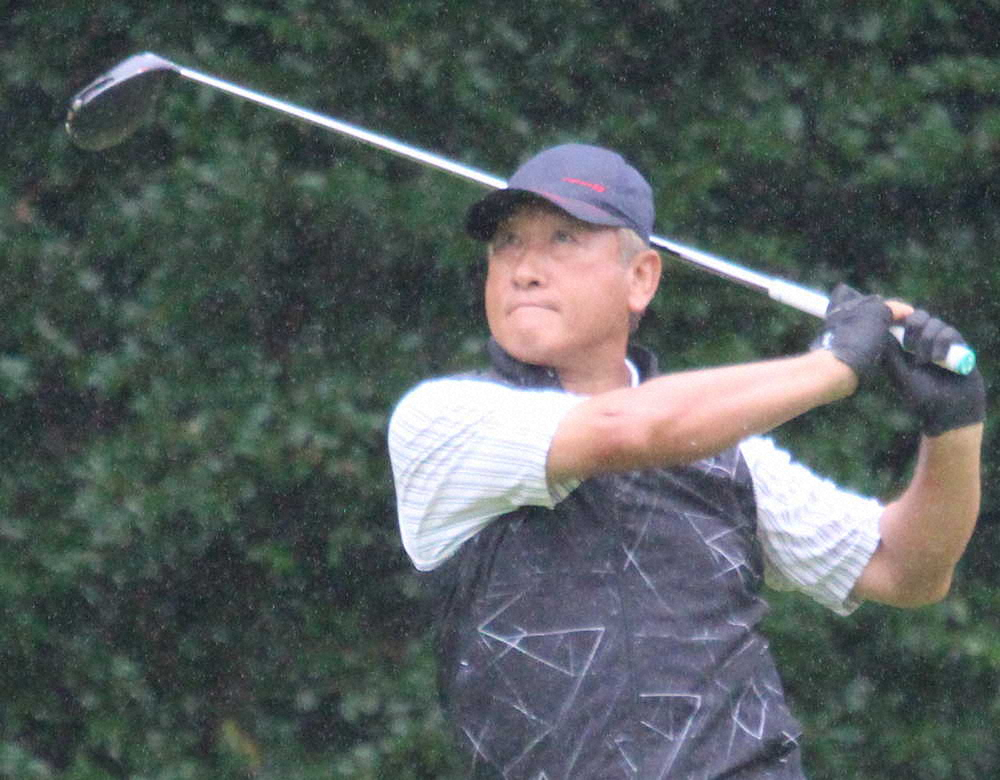 九州シニアゴルフ第1日、2アンダー、70で首位発進、7年ぶりの優勝を狙う田中雅之