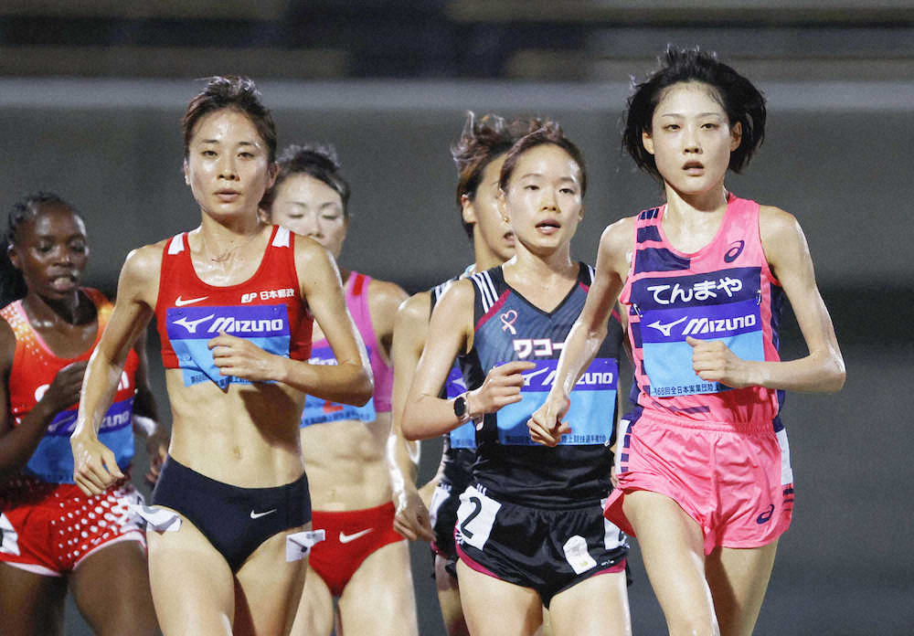 女子1万メートルで（右から）3位の前田、4位の一山らと競り合う優勝した鍋島（左手前）