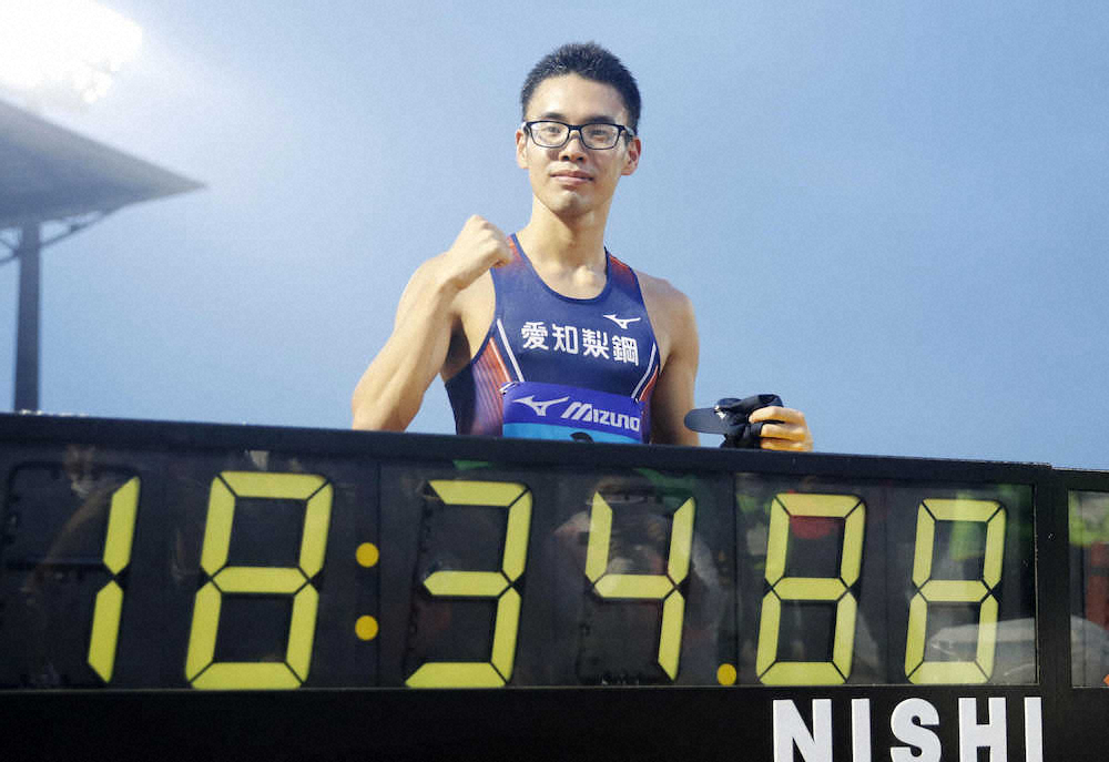 全日本実業団陸上男子5000メートル競歩で18分34秒88の日本新記録をマークして優勝し、ポーズをとる山西利和