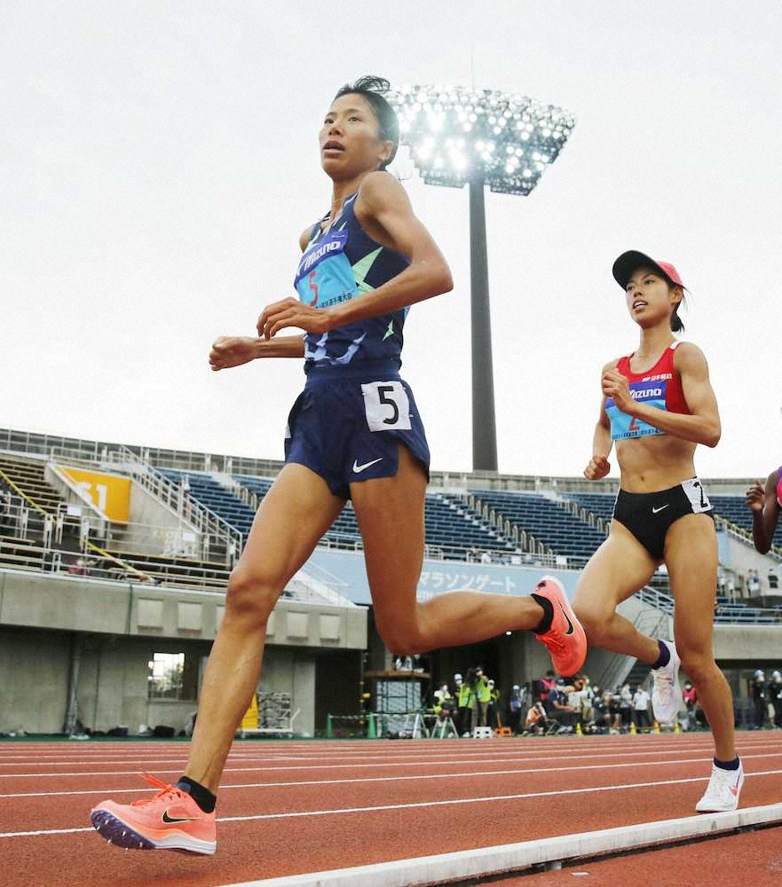 女子5000メートル　日本歴代2位の好記録で2位に入った新谷（左）と3位の広中