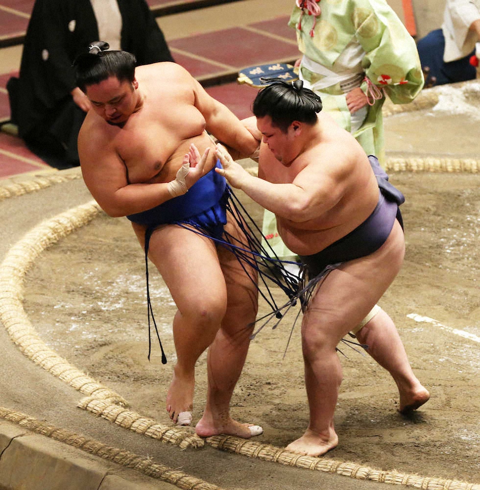 阿武咲　2敗の“ホープ対決”制し首位キープ「低く低くで相撲を取った」