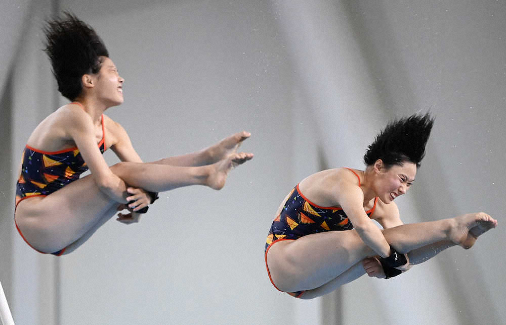 女子シンクロ高飛び込み決勝の荒井（左）、板橋組の4回目の演技