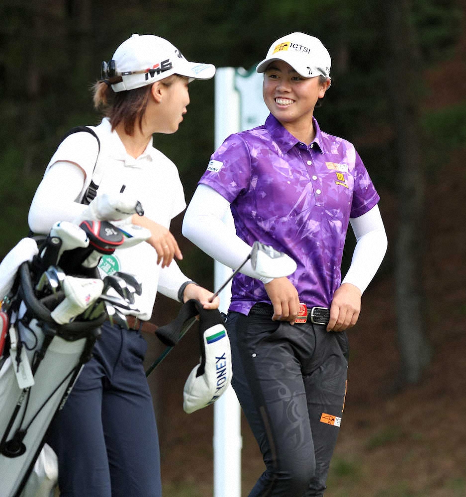 ＜第53回日本女子オープンゴルフ選手権・練習日＞キャディーと笑顔で話しをしながらラウンドする笹生優花（右）