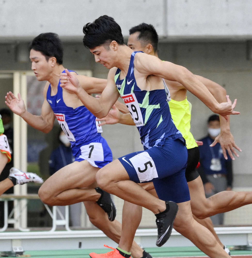 男子100メートル予選　6組1着で準決勝進出を決めた多田修平（手前）