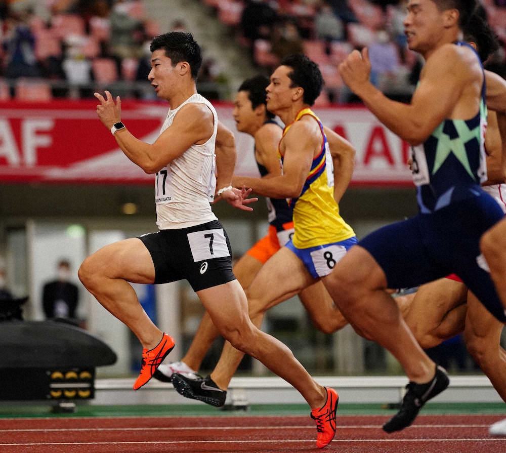 男子100メートル準決勝、1着の桐生祥秀（左）と小池祐貴（右）＝撮影・小海途　良幹