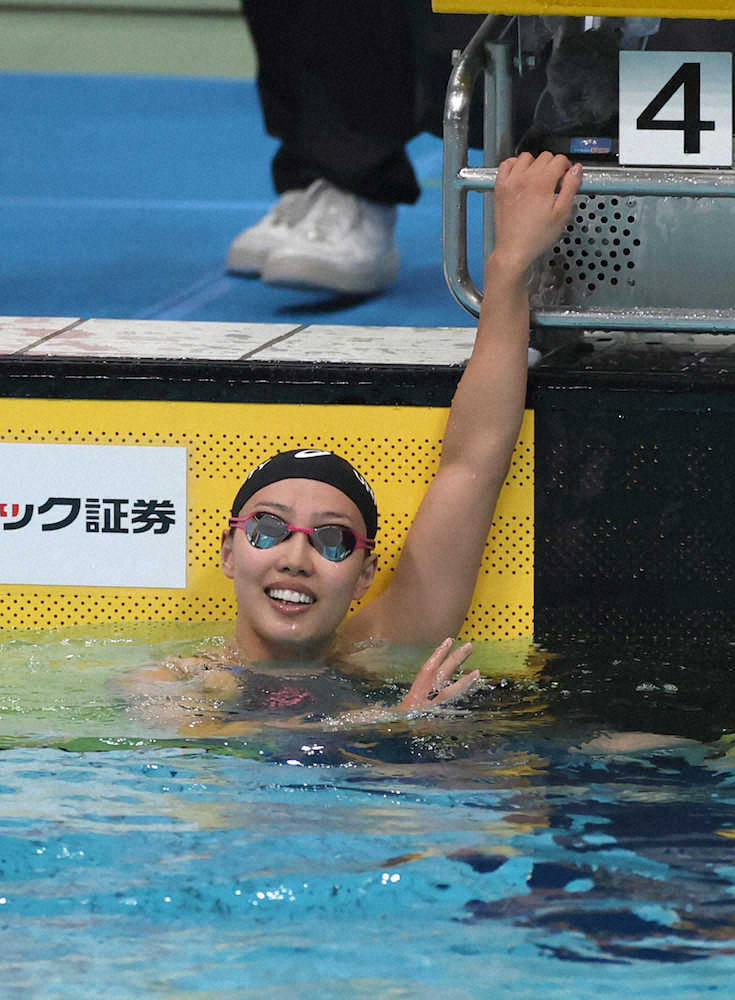 競泳女子50メートル自由形・決勝1着でゴールし、笑顔を見せる今井月（代表撮影）