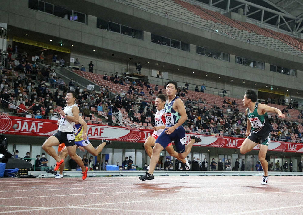男子100メートル準決勝、力走を見せる桐生祥秀（左）と小池祐貴（右から2人目）（撮影・小海途　良幹）