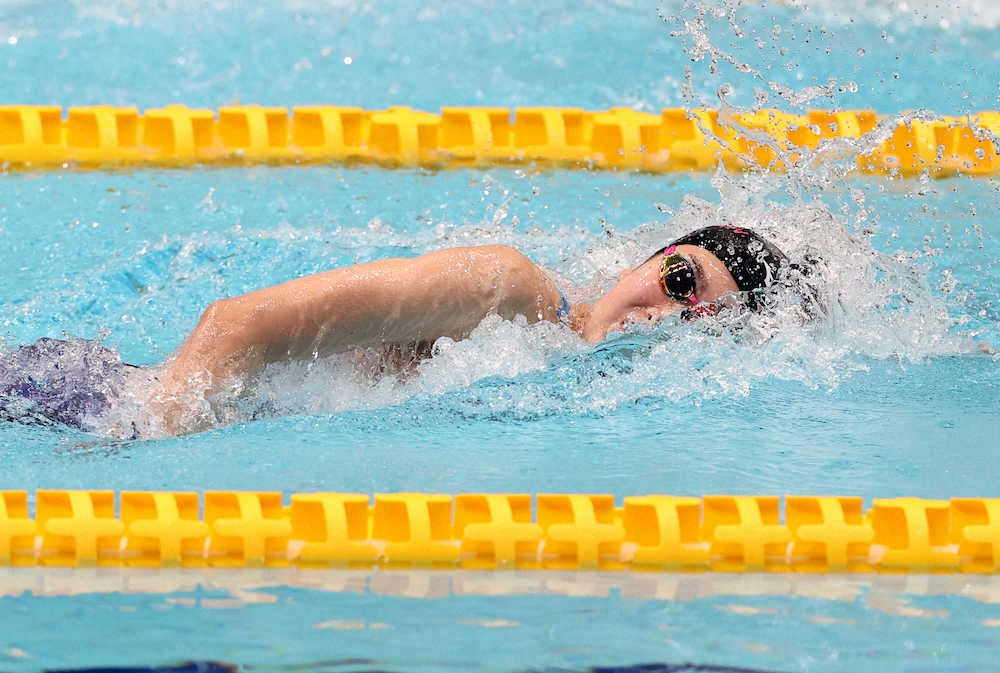 女子400メートルリレー予選で日大の第3泳者で泳ぐ池江璃花子（代表撮影）