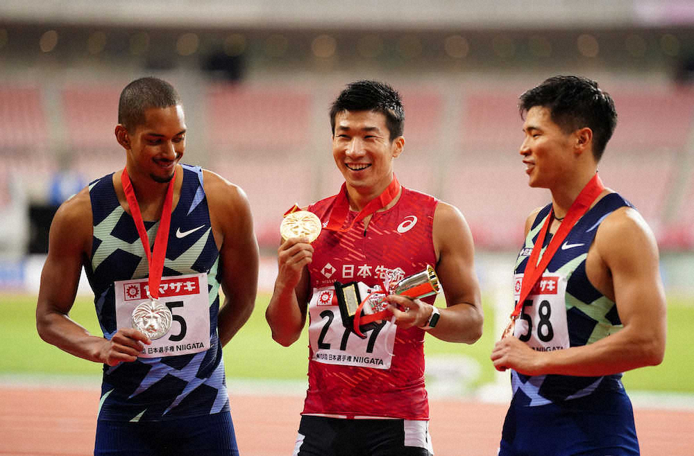 男子100メートル決勝、表彰式で並ぶ（左から）2位のケンブリッジ飛鳥、優勝した桐生祥秀、3位の小池祐貴