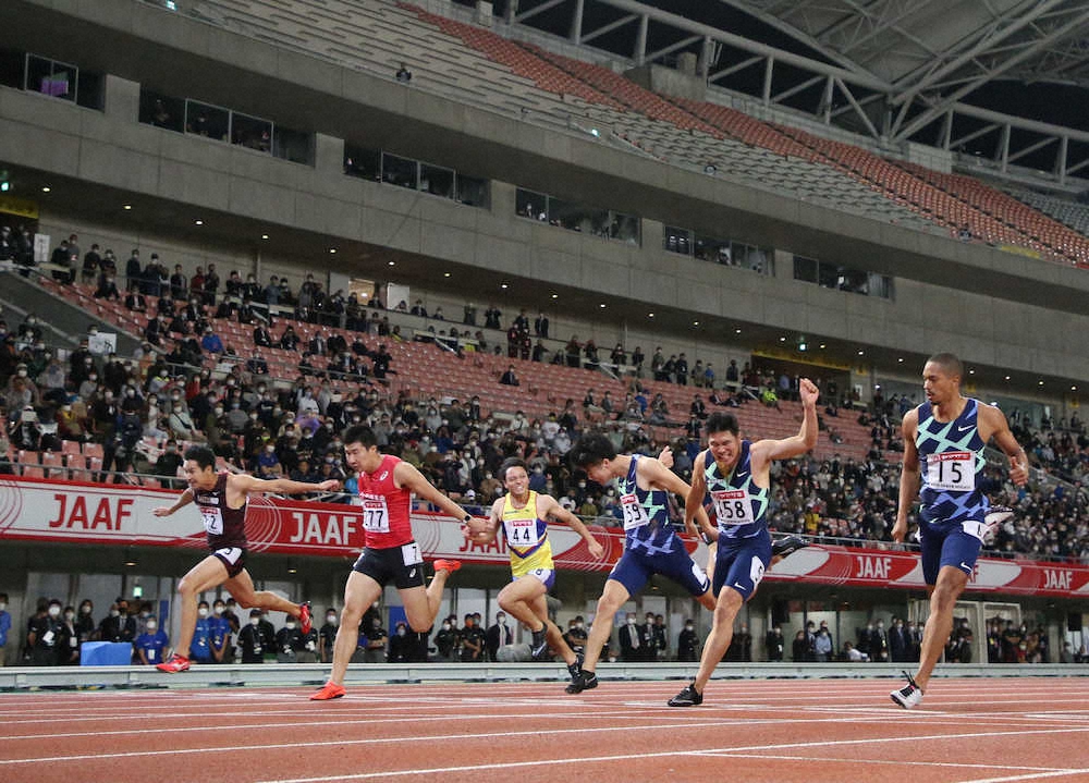 男子100メートル決勝、ゴールに飛び込む（左から）飯塚翔太、桐生祥秀、竹田一平、多田修平、小池祐貴、ケンブリッジ飛鳥（撮影・小海途　良幹）