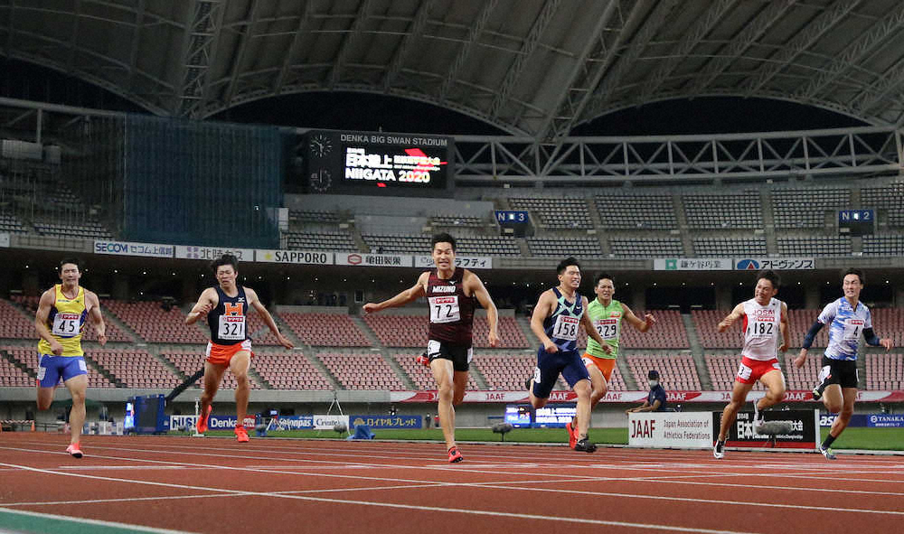 男子200メートル決勝、優勝した飯塚翔太（左から3人目）