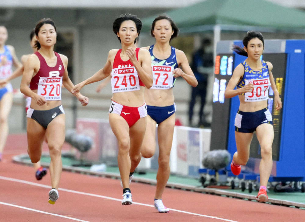 女子800メートル決勝のラストスパートでゴールに向かう、優勝した川田朱夏（240）。左端から2位の塩見綾乃、（1人おいて）3位の卜部蘭、4位の田中希実