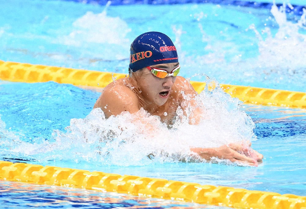 ＜日本学生選手権　最終日＞男子200メートル平泳ぎ決勝、力泳する慶大・佐藤翔馬