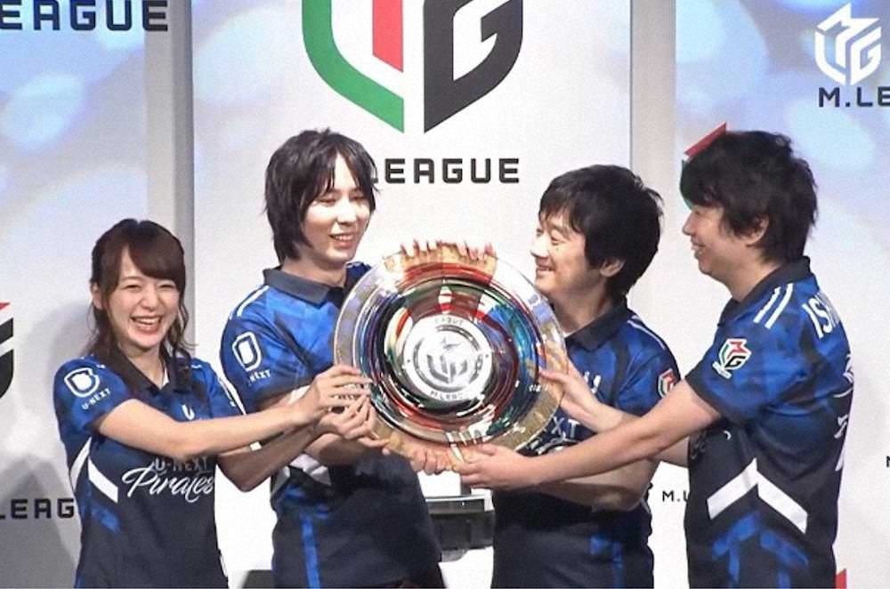 Mリーグ2019シーズン優勝のU－NEXT　Pirates。（左から）瑞原明奈、朝倉康心、小林剛、石橋伸洋