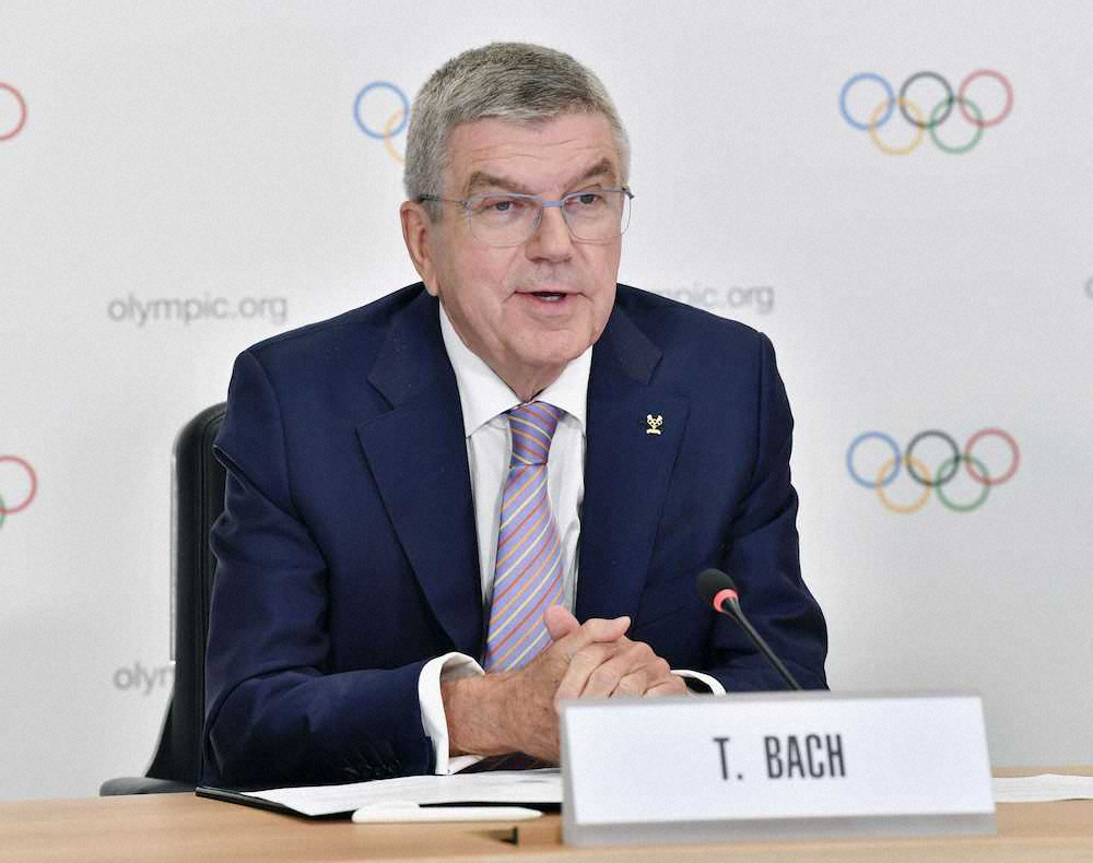 IOCの理事会後、記者会見するバッハ会長（IOC提供・共同）