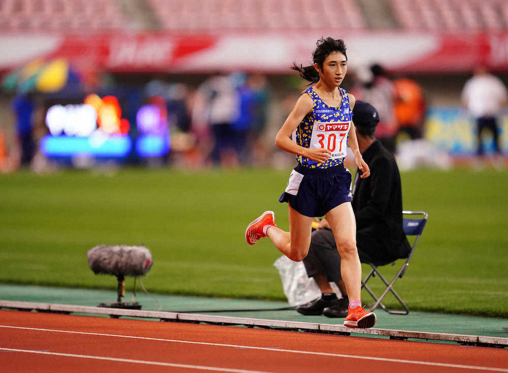 ＜日本陸上第1日＞女子1500メートル予選、独走する田中希実（撮影・小海途　良幹）