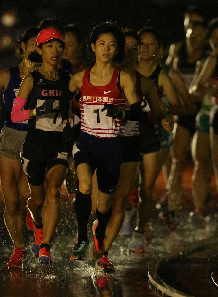 ＜東海大長距離競技会＞女子5000Mに参加した鈴木亜由子は雨の中を先頭でレースを引っ張る（撮影・篠原岳夫）