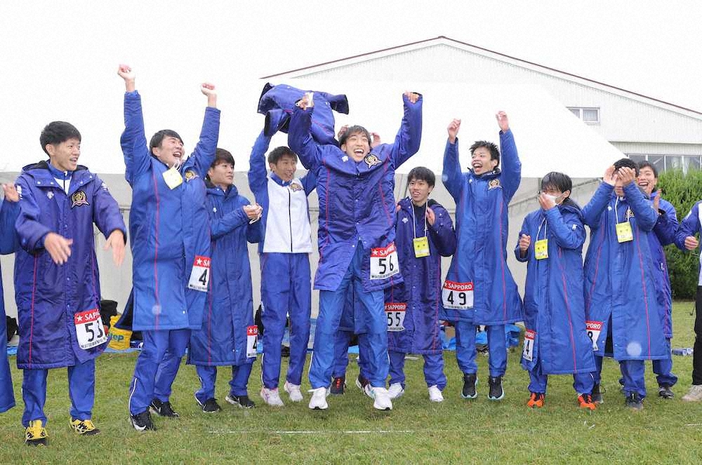 予選会1位で本選出場を決め、喜ぶ三浦龍司（中央）ら順大の選手たち。三浦はハーフマラソンのU20日本記録を更新した
