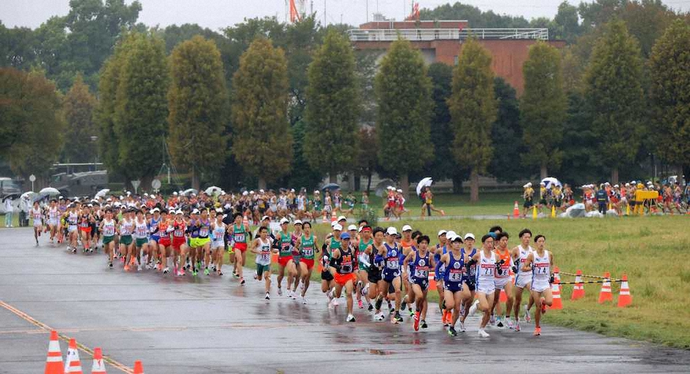 箱根駅伝の出場を目指し、予選会で周回コースを力走する各大学の選手たち（代表撮影）