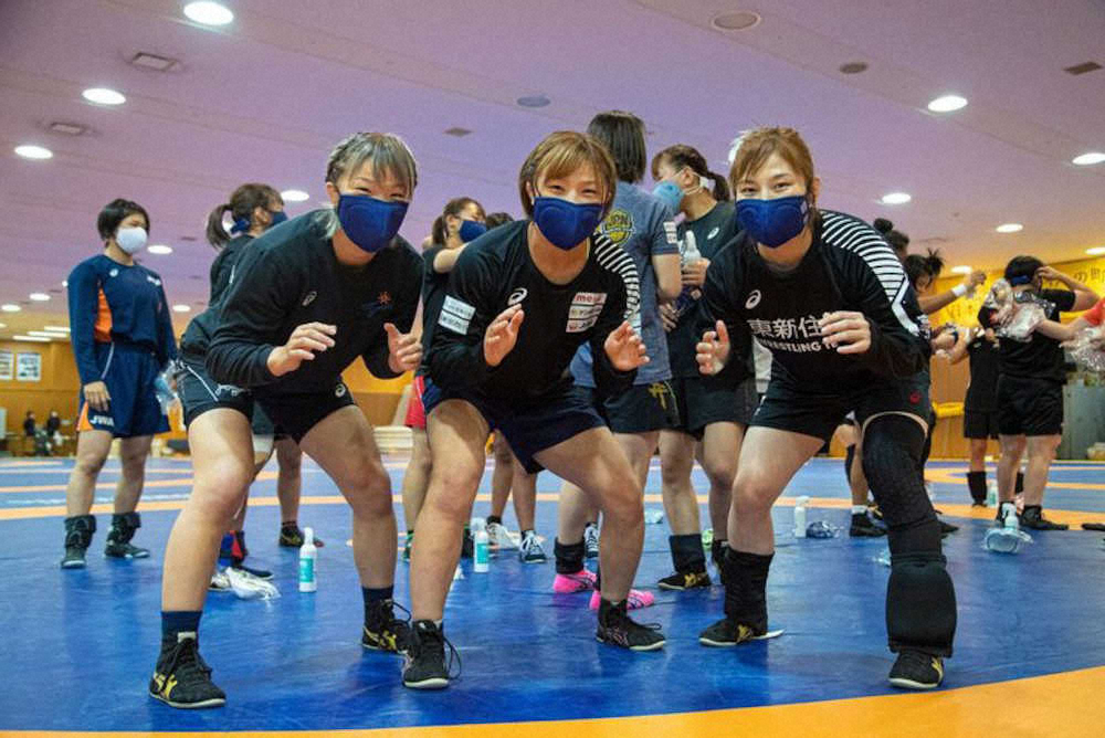 東京五輪代表の（左から）川井梨、川井友、土性（日本レスリング協会提供）