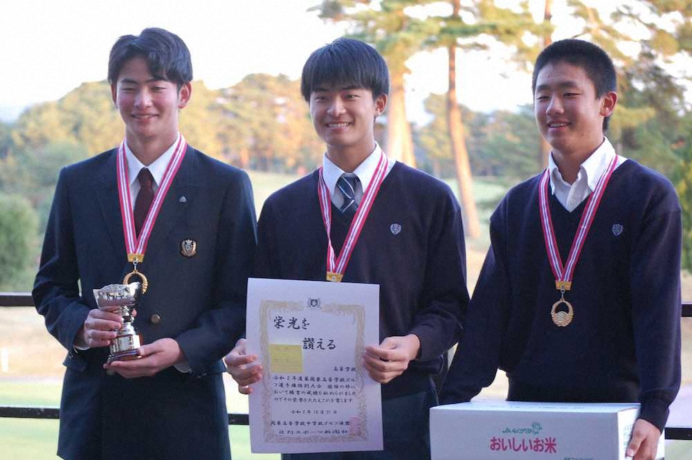 男子団体の部で優勝を果たした埼玉栄（左から）岩井、男子個人優勝の鈴木、斉藤