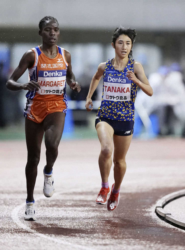 ＜デンカチャレンジ杯＞女子5000メートル　15分22秒39の2位だった田中希実。左は優勝したマーガレット・アキドル