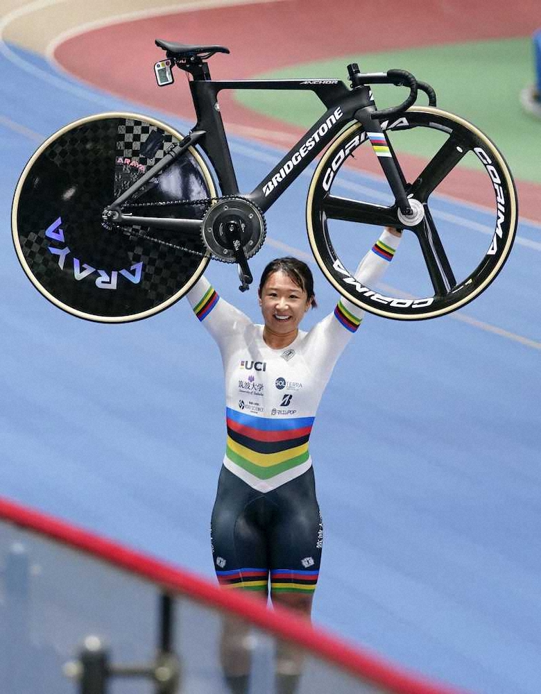 女子オムニアムで3連覇を達成し、自転車を掲げて喜ぶ梶原